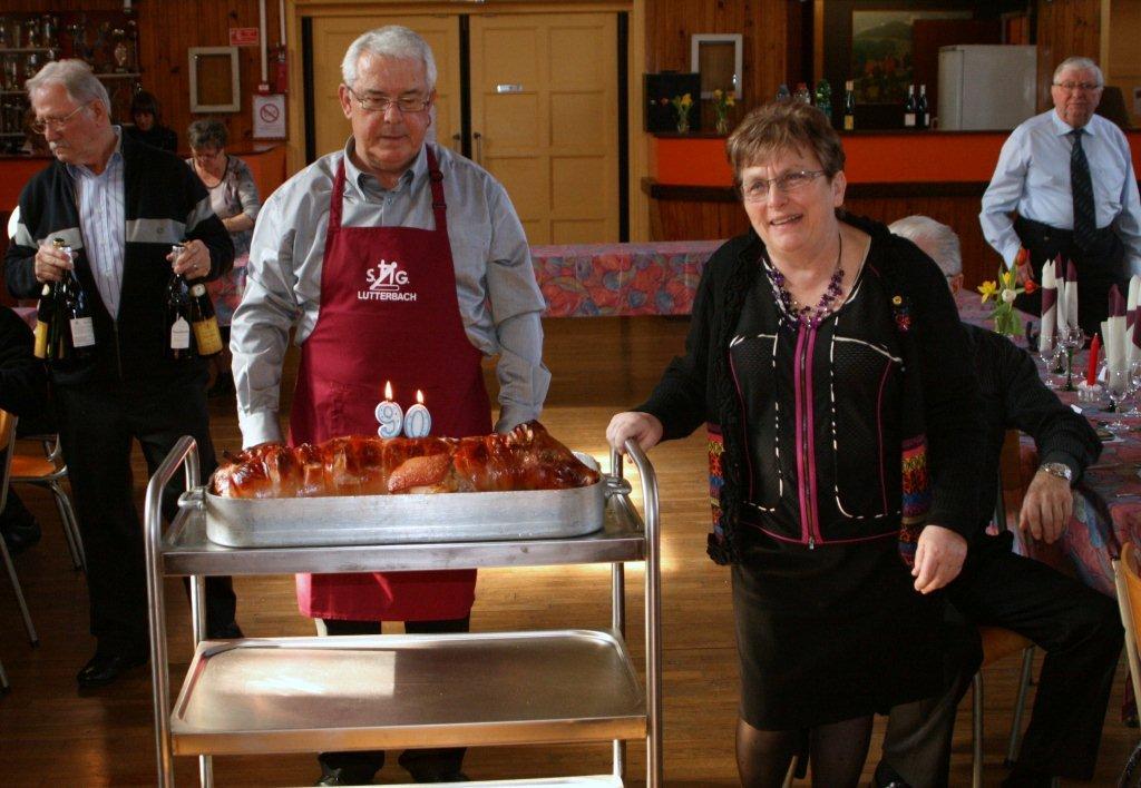 Anniversaire 90 ans Alfred ROESS : Arrivée du repas, le 03/03/2013