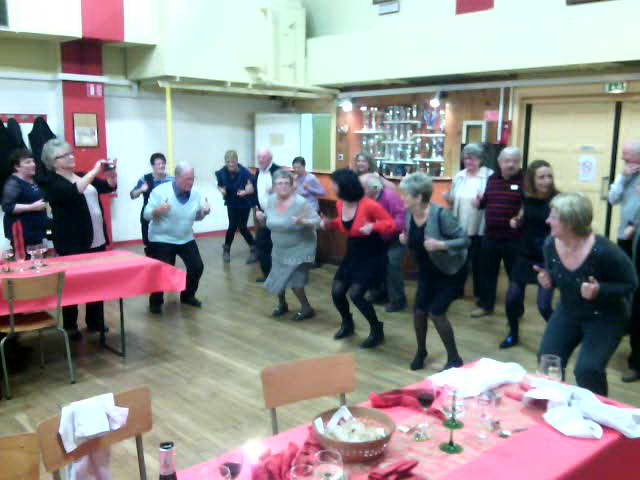 Repas de Noël à la SGL : danse du skieur par Sylvie, le 14/12/2014